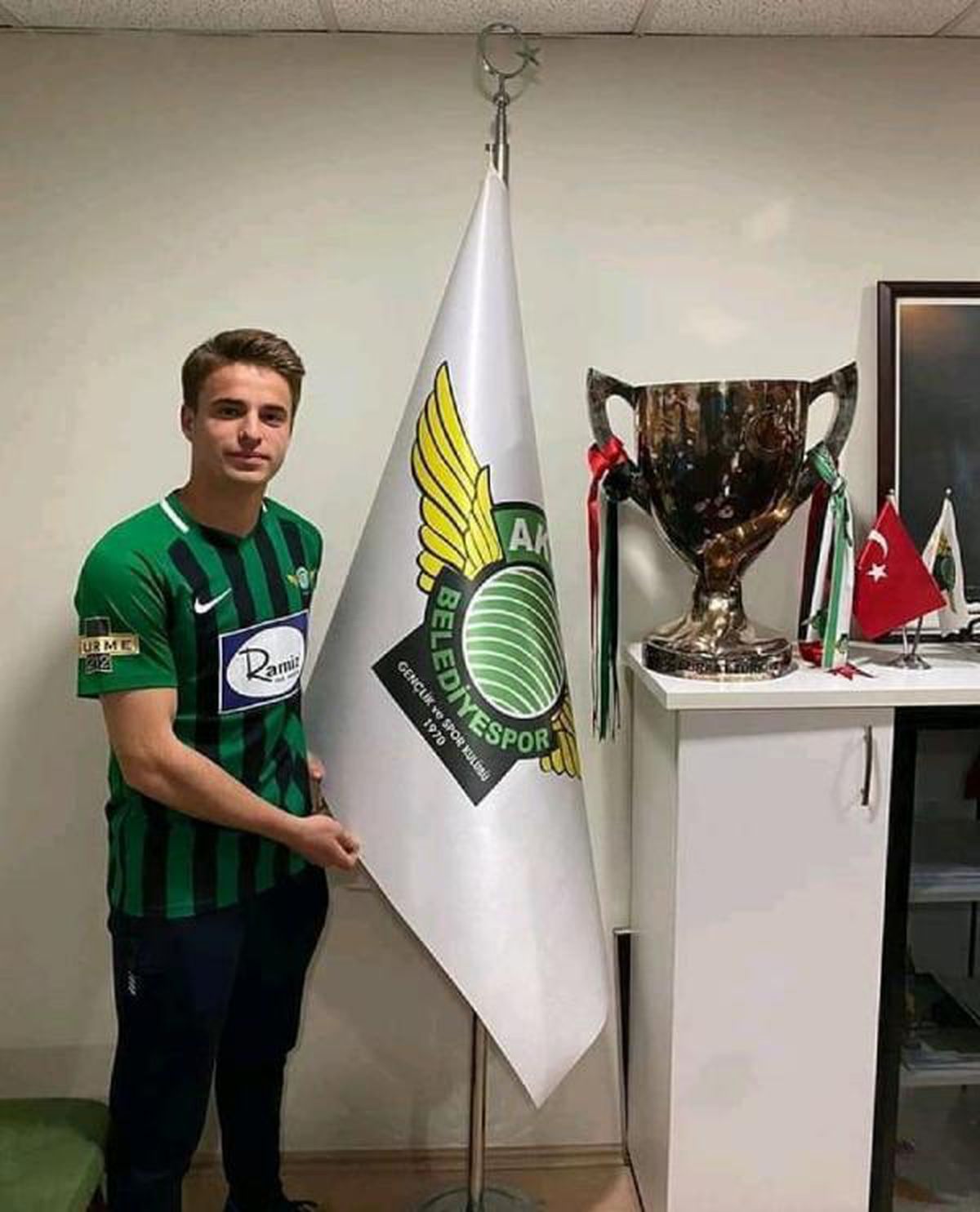 Akhisarsporlu Semih\'e kanca