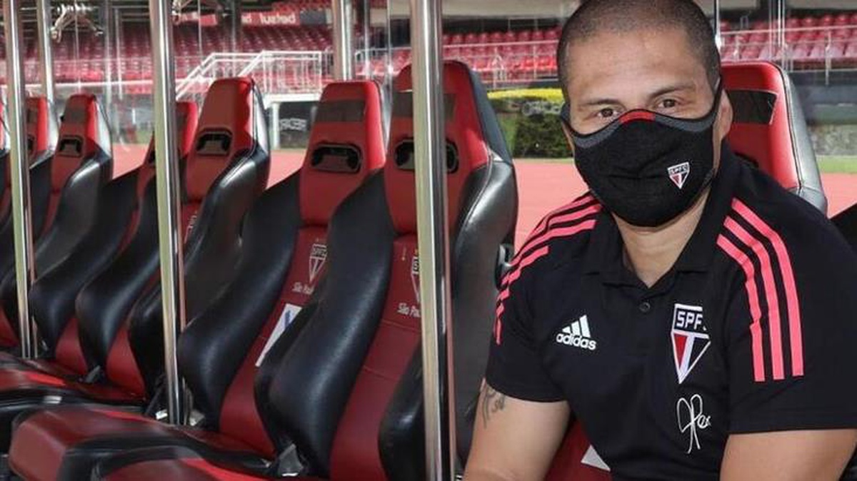 Alex\'in yöntemi ülkede gündem oldu! Brezilyalı hocanın takımı, 10 kişi çıktığı derbi maçını 8-0 kazandı