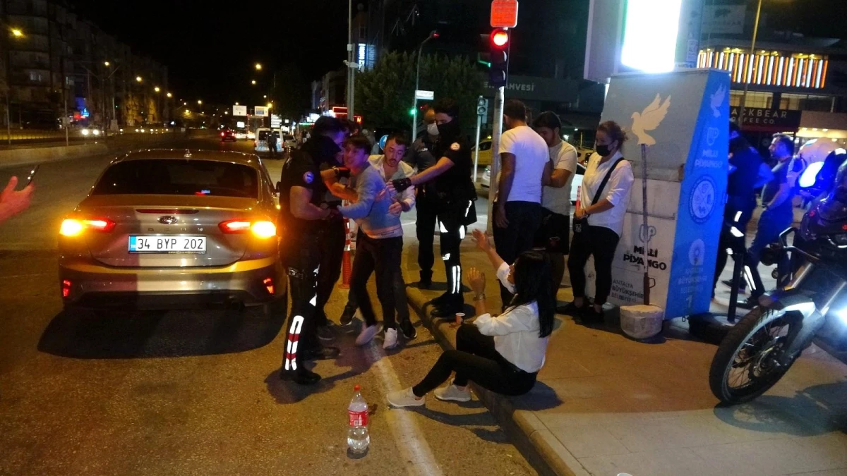 Antalya\'da alkollü sürücü 5 araca çarpıp hurdaya çevirdi: 2 yaralı
