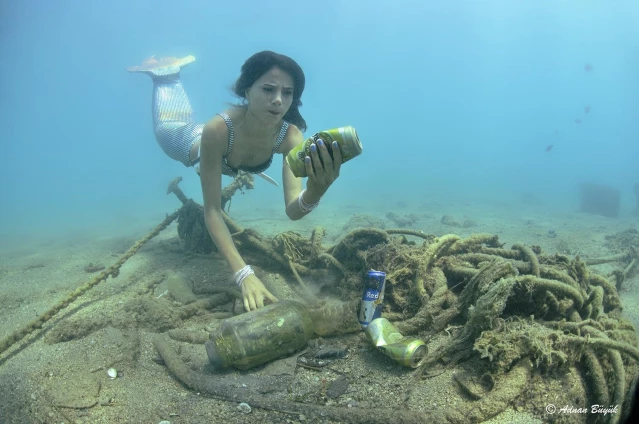 Antalya'da denizin altından çıkan çöpler, 'denizkızı'nı kızdırdı, System.String[]