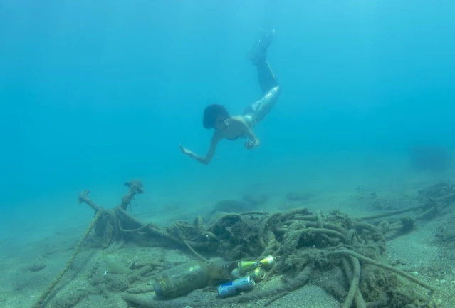 Antalya'da denizin altından çıkan çöpler, 'denizkızı'nı kızdırdı