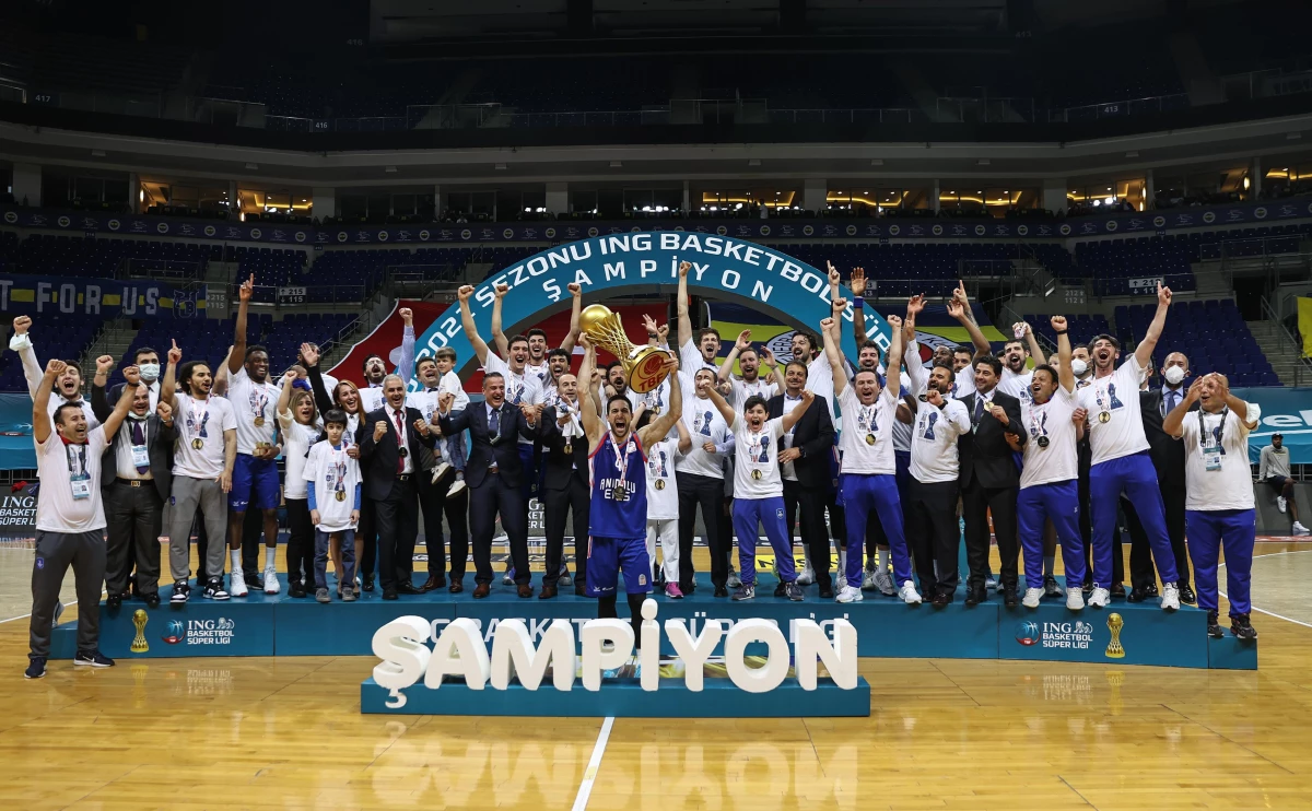 Basketbol Süper Ligi\'nde şampiyon Anadolu Efes, kupasını aldı