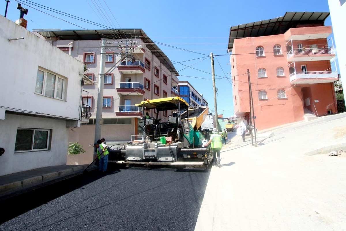 Bayraklı Belediyesi\'nde yürüttüğü çalışmalar 24 mahallede sürüyor