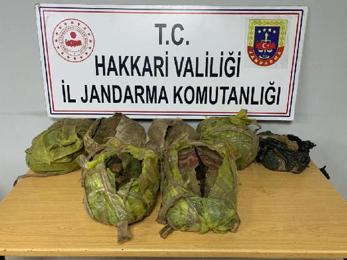 Beton bloklar arasında gizlenen 49 kilo esrar ele geçirildi