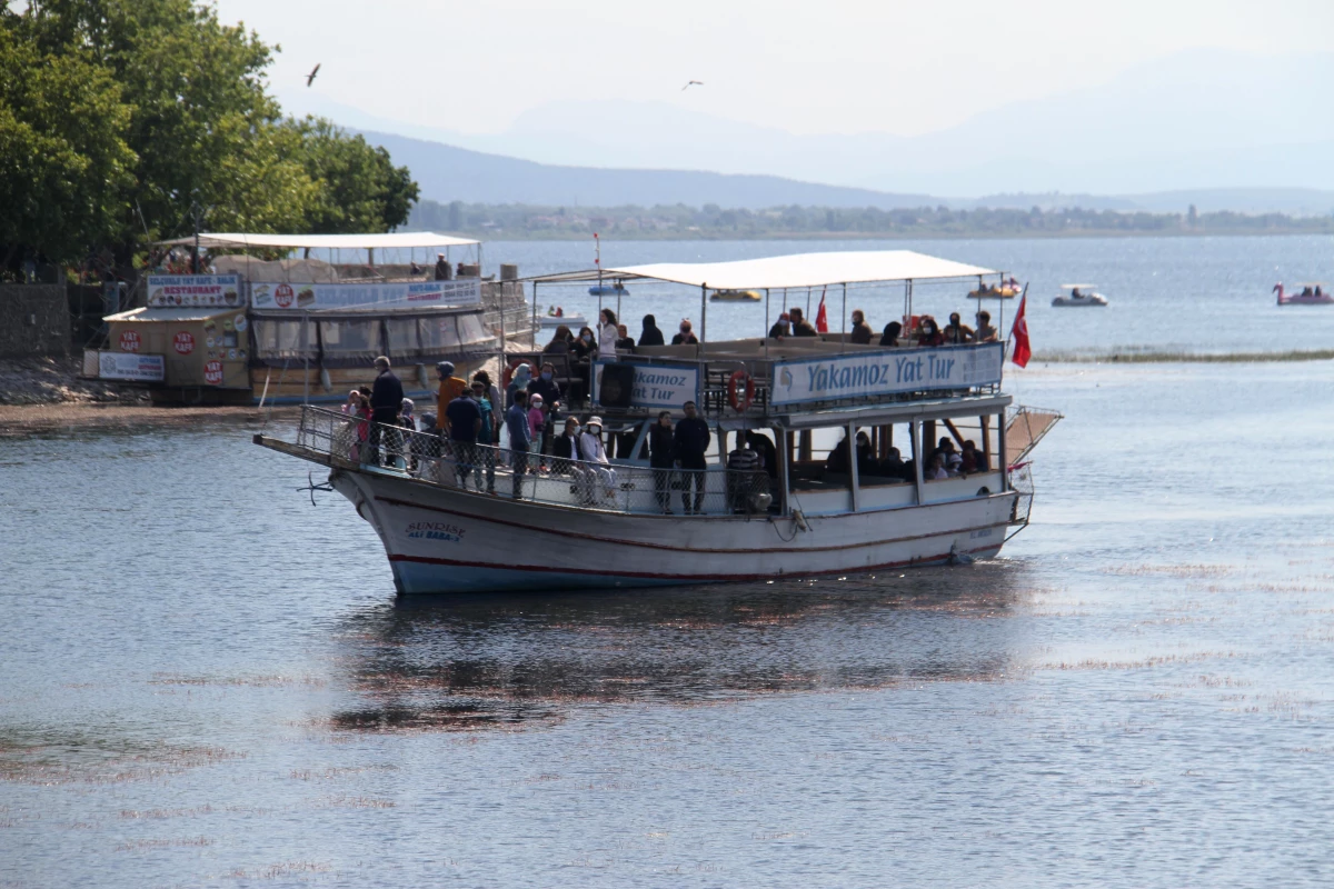 Beyşehir Gölü\'nde gezinti yatları yasak olmayan günlerde mesaisini sürdürüyor