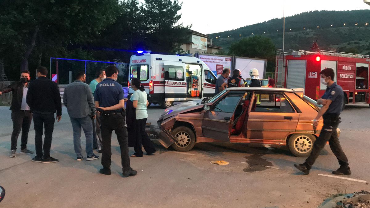 Bilecik\'te minibüsle çarpışan otomobildeki 2 kişi yaralandı