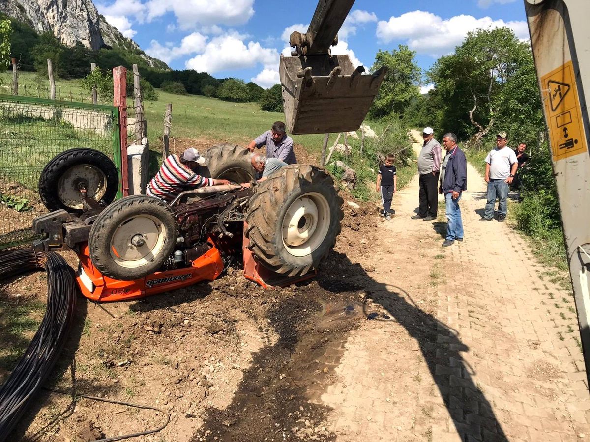 Devrilen traktörün sürücüsü yaralandı