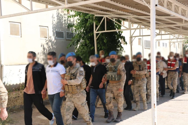 Son dakika haber | DİYARBAKIR - Narko-terör operasyonunda yakalanan 34 şüpheliden 33'ü tutuklandı