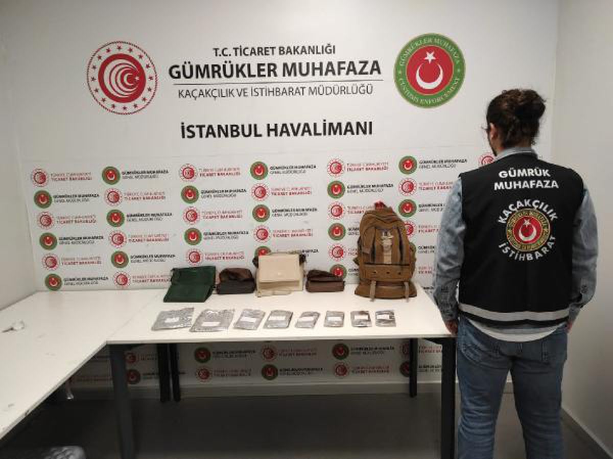 İstanbul Havalimanı\'nda kitap kapaklarında uyuşturucu ele geçirildi
