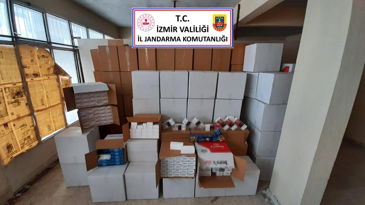 İzmir\'de iki adrese kaçak sigara operasyonu: 2 gözaltı