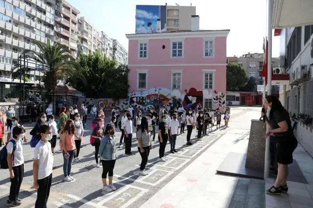 İzmir'de ortaokul ve lise öğrencileri yüz yüze eğitimin başlamasıyla okullarına döndü