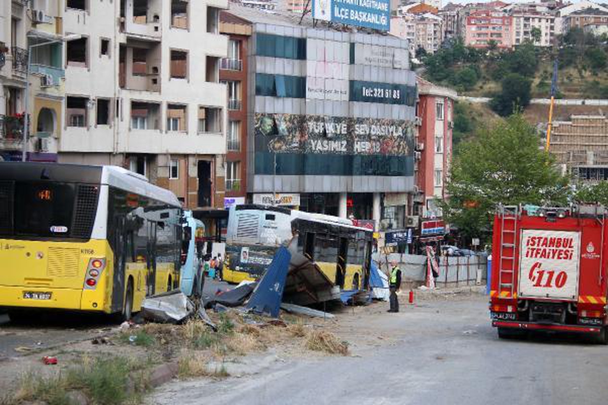 Kağıthane\'de yokuş aşağı kontrolden çıkan otobüs, sac perdelere çarparak durabildi