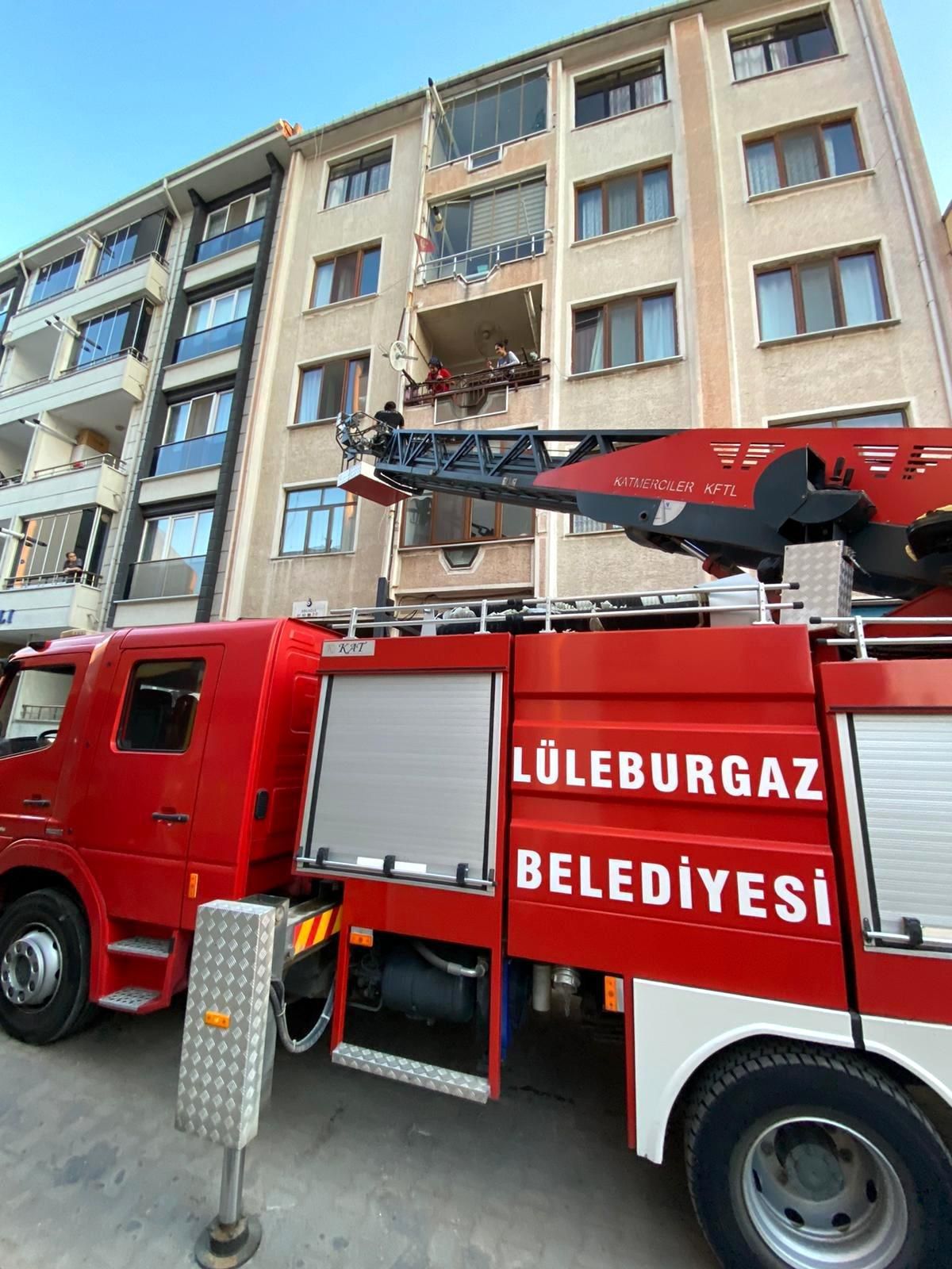 Kırklareli\'nde yağmur suyu gideri borusuna sıkışan kuş kurtarıldı