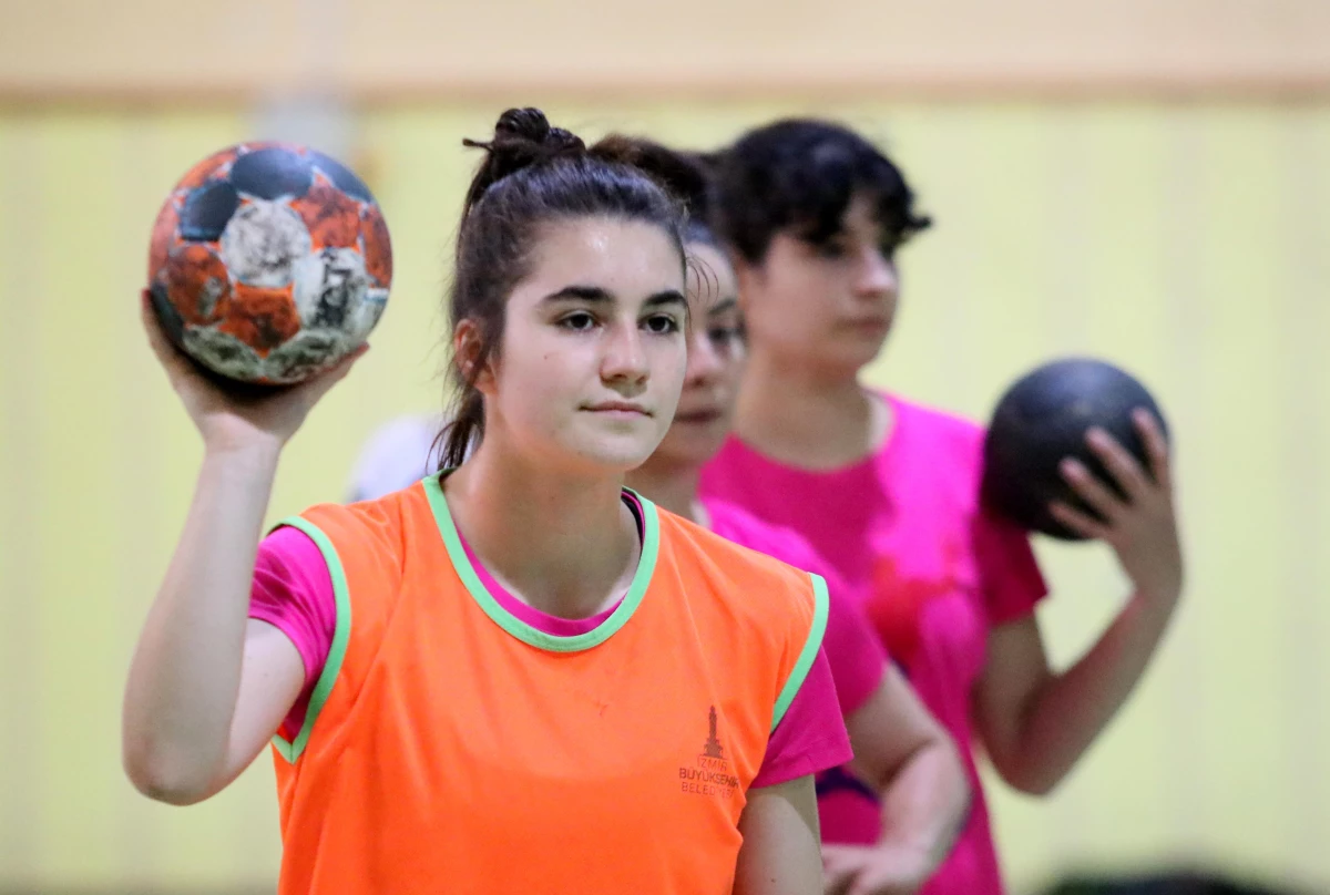 Kız çocuklarının spor yapması için kurulan hentbol takımı, 1. Lig\'e çıkmak için mücadele edecek