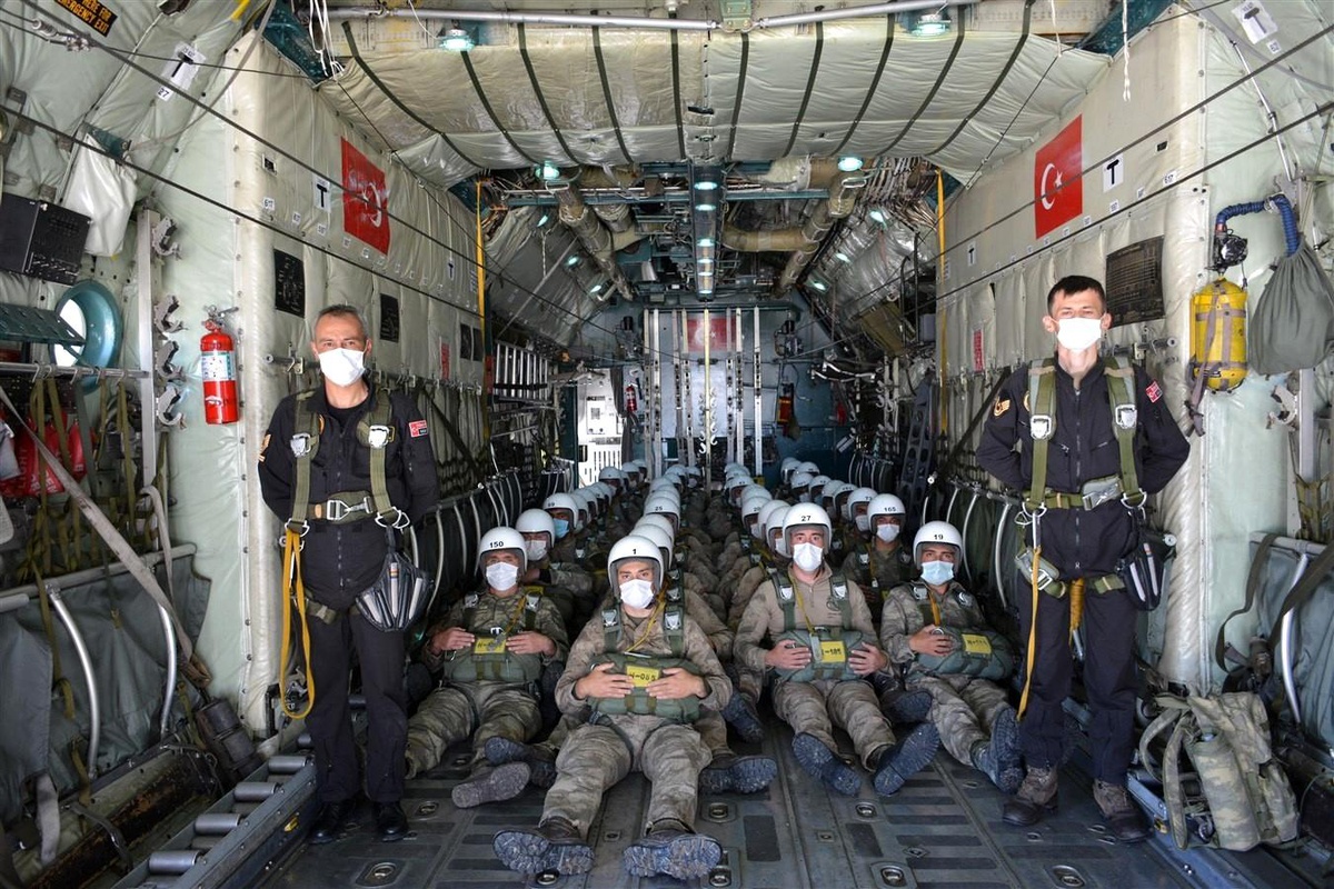 Komandoların paraşüt kursu nefesleri kesti