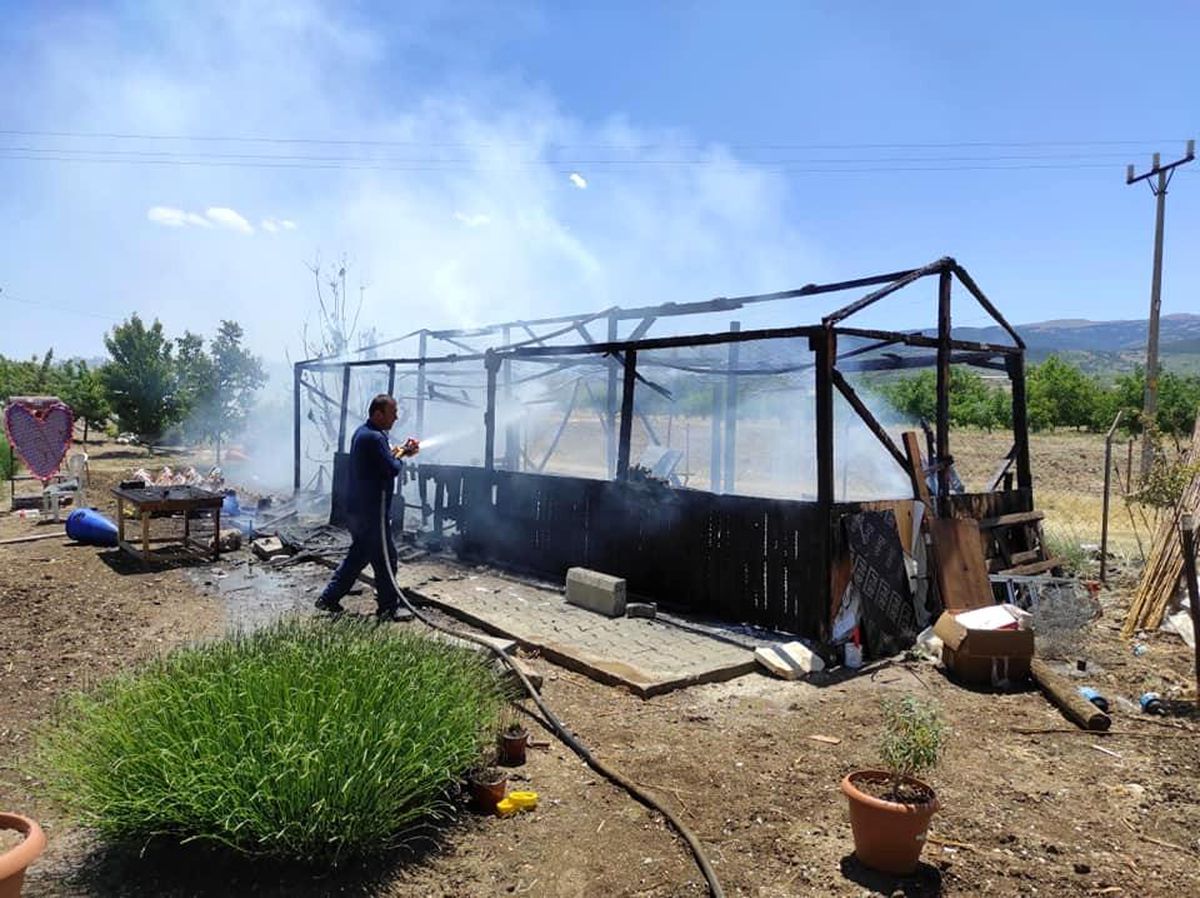 Lavanta bahçesinde çıkan yangın, bahçeyi kullanılamaz hale getirdi
