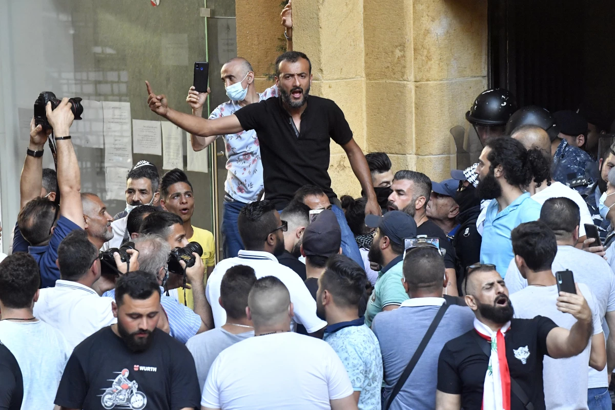 Lübnan\'da "yönetimin düşürülmesi" talebiyle gösteri düzenleyen grup halkı sokağa çağırdı