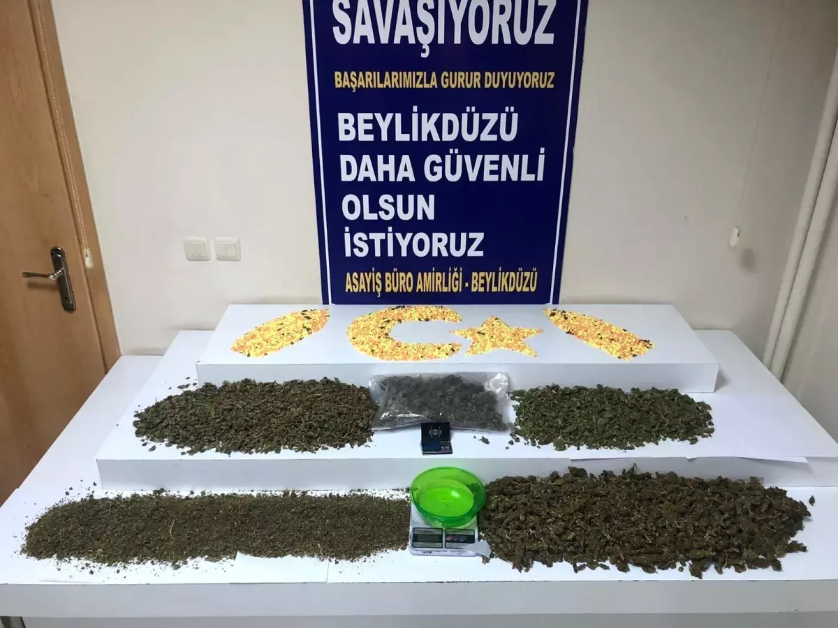 Lüks araçla uyuşturucu satışı yapan 2 kişi yakalandı