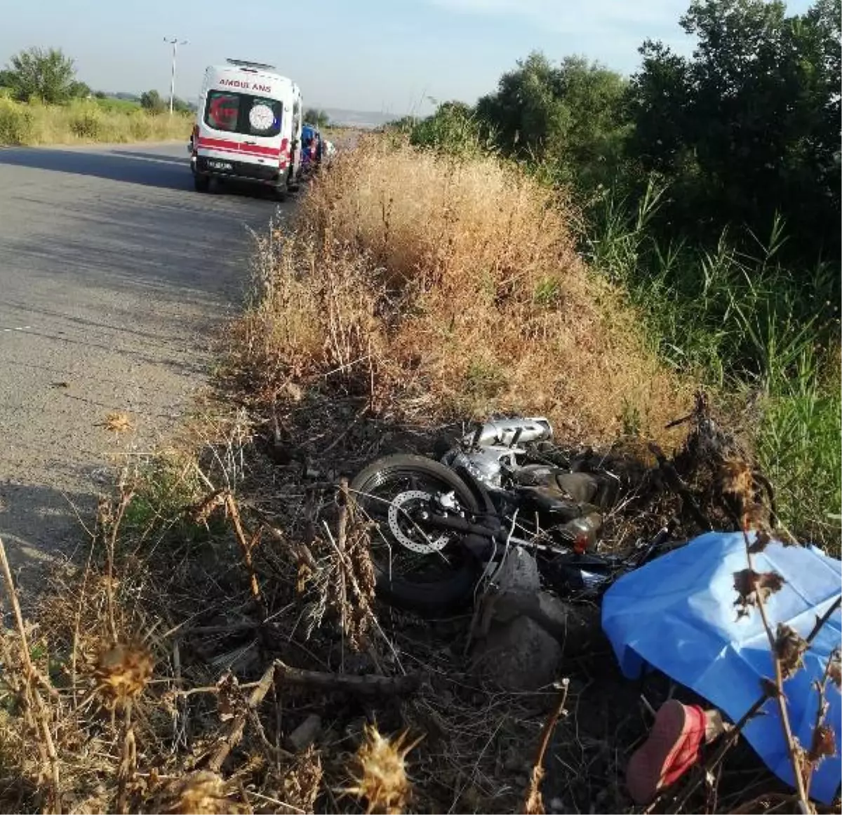 Motosikletiyle yol kenarına savrulan genç yaşamını yitirdi