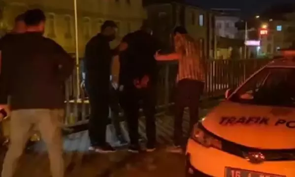 Otomobille polis aracına çarpıp kaçtılar, üzerlerinden uyuşturucu çıktı