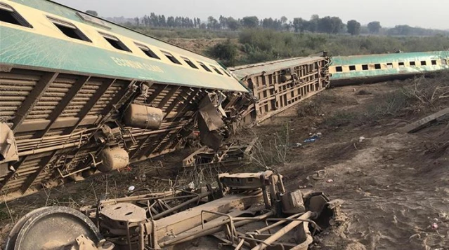 Pakistan'da iki tren kafa kafaya çarpıştı: 30 ölü, 50 yaralı