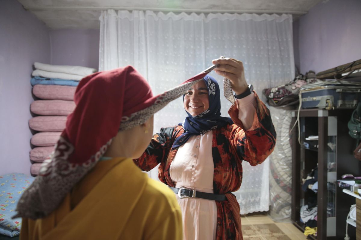 Son Dakika | Şanlıurfalı üç çocuk annesi Fatma Karakeçi, kızı için yöresel kıyafetleriyle tenis kortuna çıktı