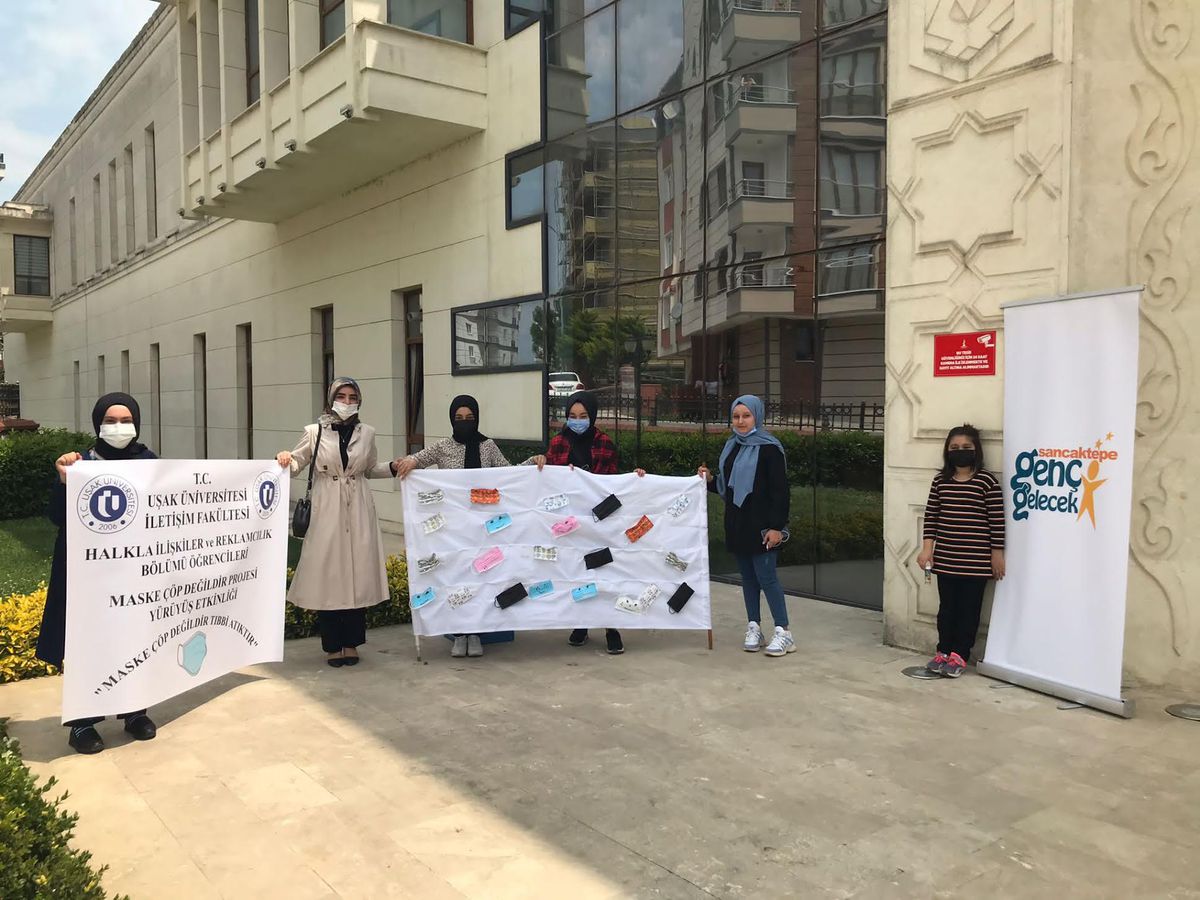 Uşak Üniversitesi öğrencileri \'\'Maske Çöp Değildir\'\' dedi!