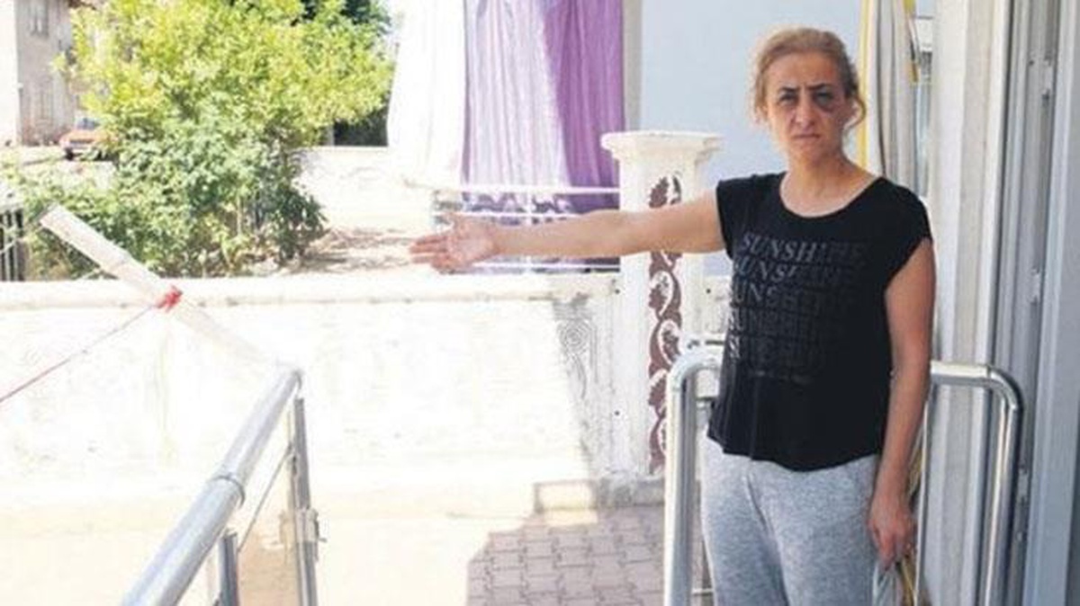 9 yıllık eşi kafasında cam sürahi kırdı, yetmedi boynuna falçata dayadı