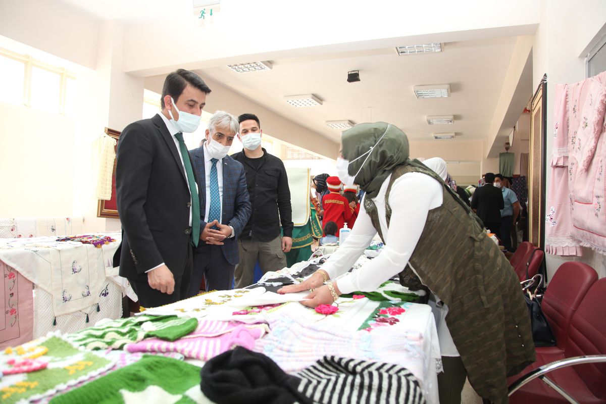 Ahlat Halk Eğitimi Merkezi Müdürlüğünde yıl sonu sergisi