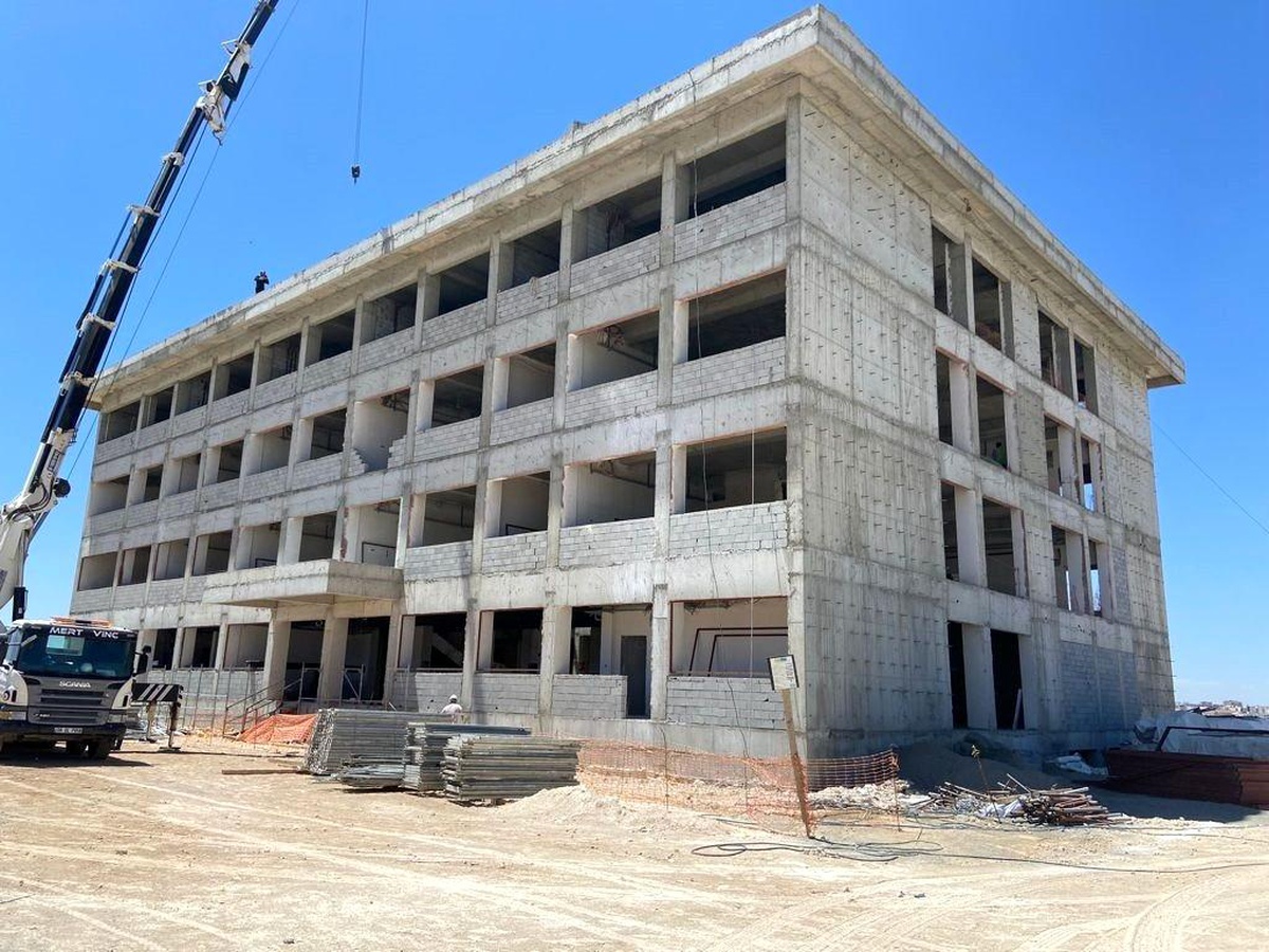 Alçı karıştırıcı makinesine kaptırdığı parmağı koptu