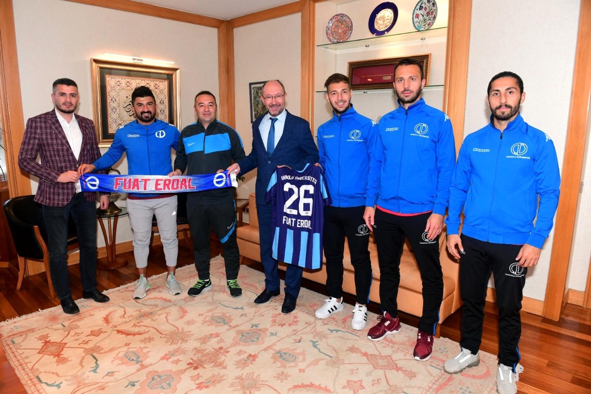 Anadolu Üniversitesi Futbol Takımı\'ndan yeni sezon öncesi Rektör Erdal\'a ziyaret