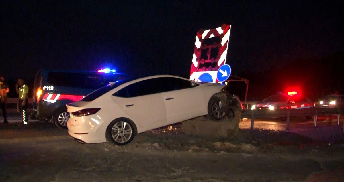 Arnavutköy\'de kontrolden çıkan otomobil ok gibi bariyerlere saplandı