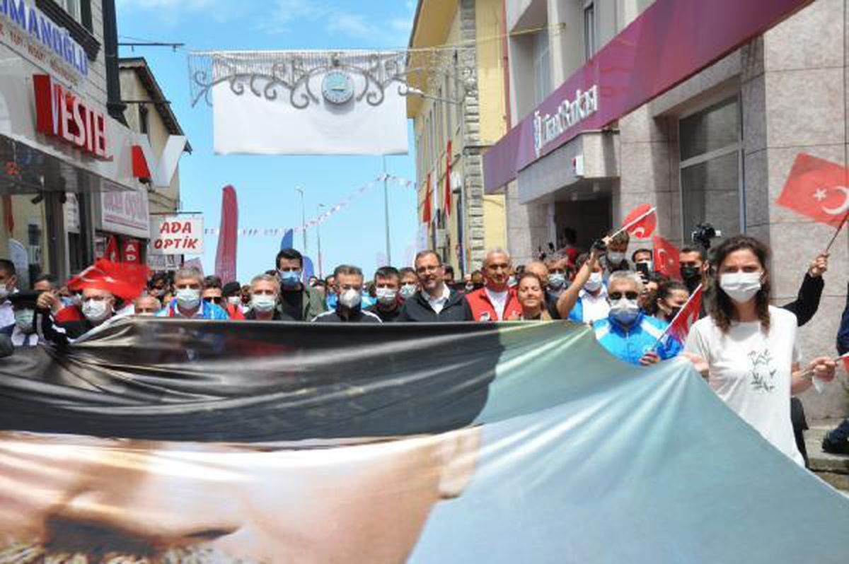 Bakan Kasapoğlu \'Atatürk ve İstiklal Yolu Yürüyüşü\'ne katıldı