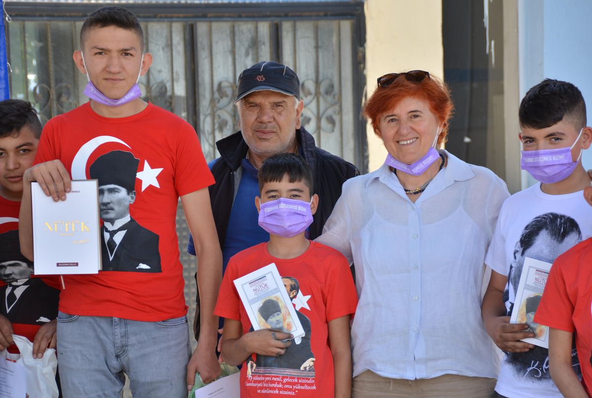 Banaz\'da mesleki eğitim gören çıraklara kitap ve tişört dağıtıldı