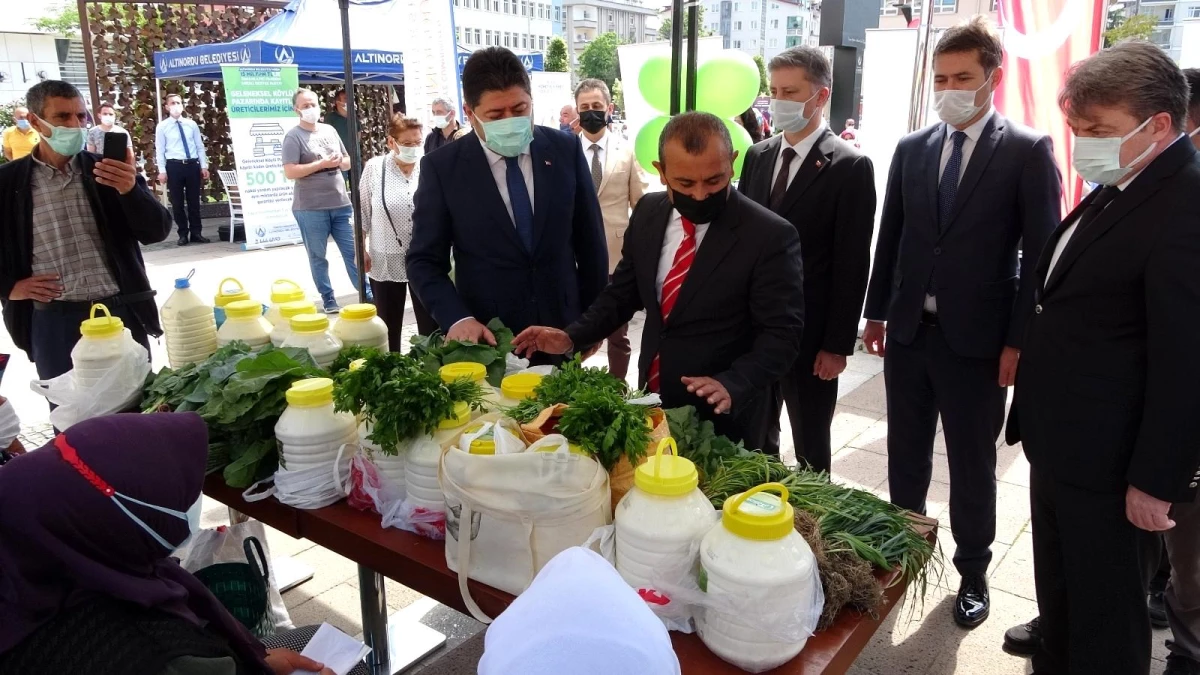 Belediye, köylü pazarındaki kadınların ürünlerini satın aldı