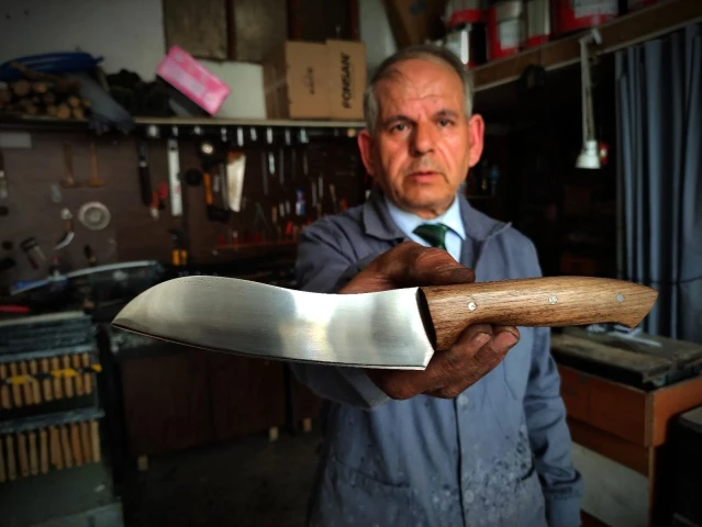 Binlerce yıllık teknikle yapılıyorlar! Bıçak ve kılıçlar yok satıyor