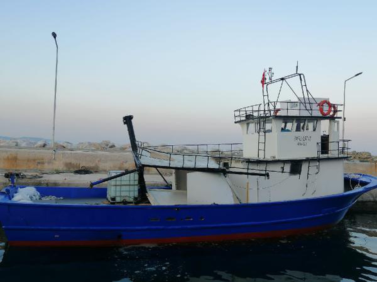 Çanakkale Boğazı\'nda arızalanan tekne kıyıya çekildi