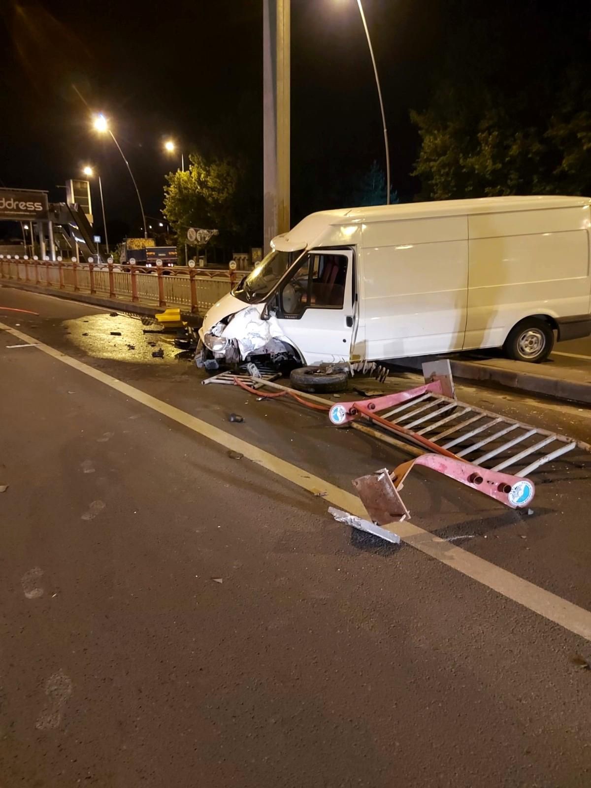 Direksiyon hakimiyeti kaybolan kamyonet refüje girdi: 1 yaralı