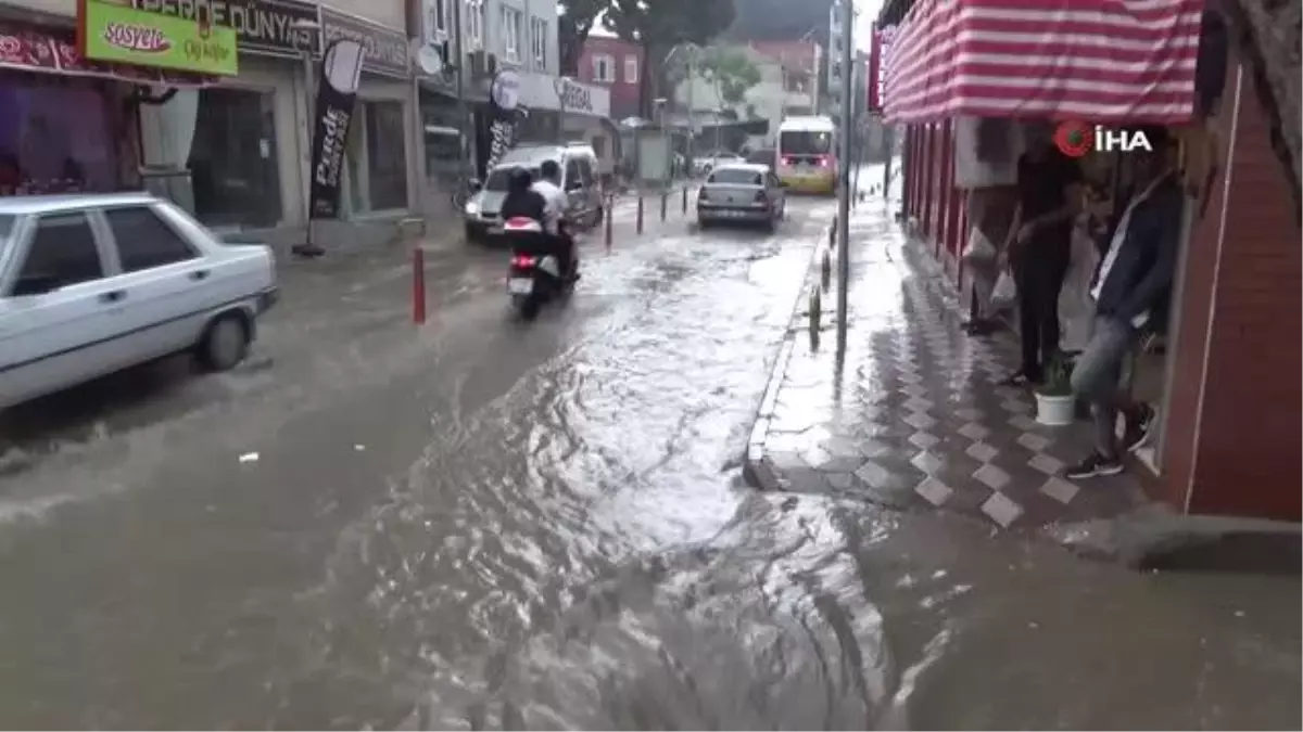 Edremit\'te sağanak... Yıldırım düşen eski başkanın evinde yangın çıktı, yollar ve alt geçitler sular altında kaldı