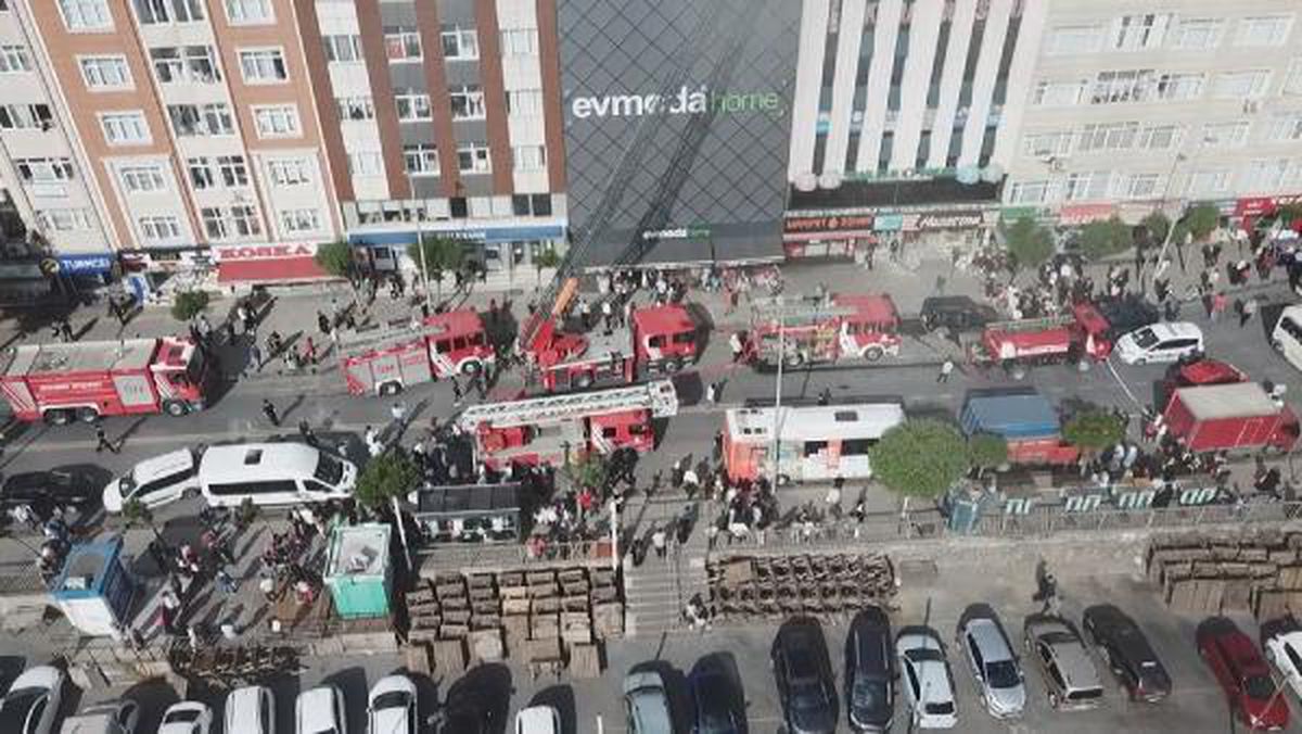 Esenler\'de 4 katlı mobilya mağazasında yangın