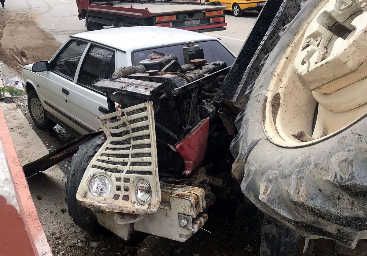 Freni boşalan traktör bahçe duvarı ve otomobile çarptı: 2 yaralı