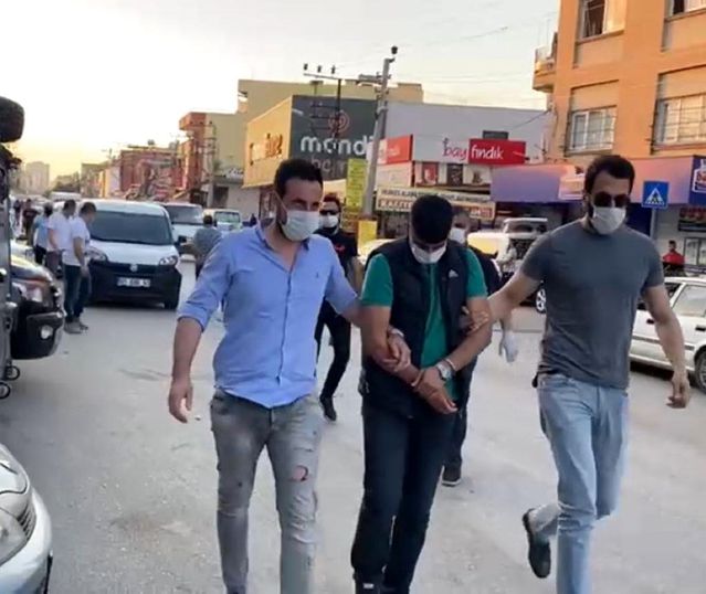 Hasımlarından korunmak için yeleğinin içine çelik yelek yerleştirmiş