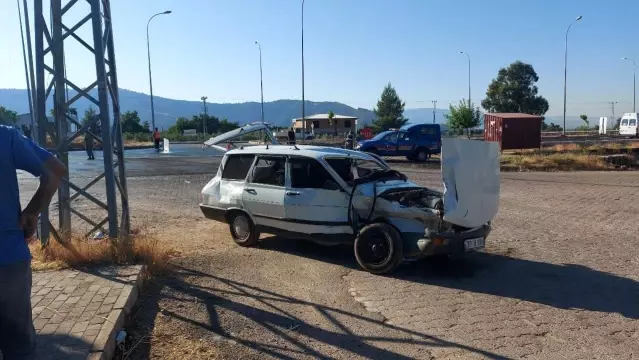 Hatay'da kamyonet ile otomobil çarpıştı: 2 yaralı