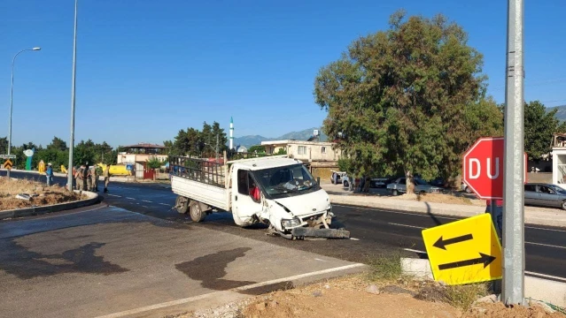 Hatay'da kamyonet ile otomobil çarpıştı: 2 yaralı