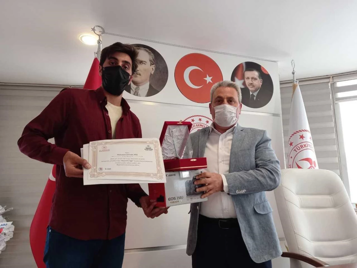 "Hayat Eve Sığar" fotoğraf yarışmasında birinci olan Muhammed Atiş fotoğraf makinesiyle ödüllendirildi