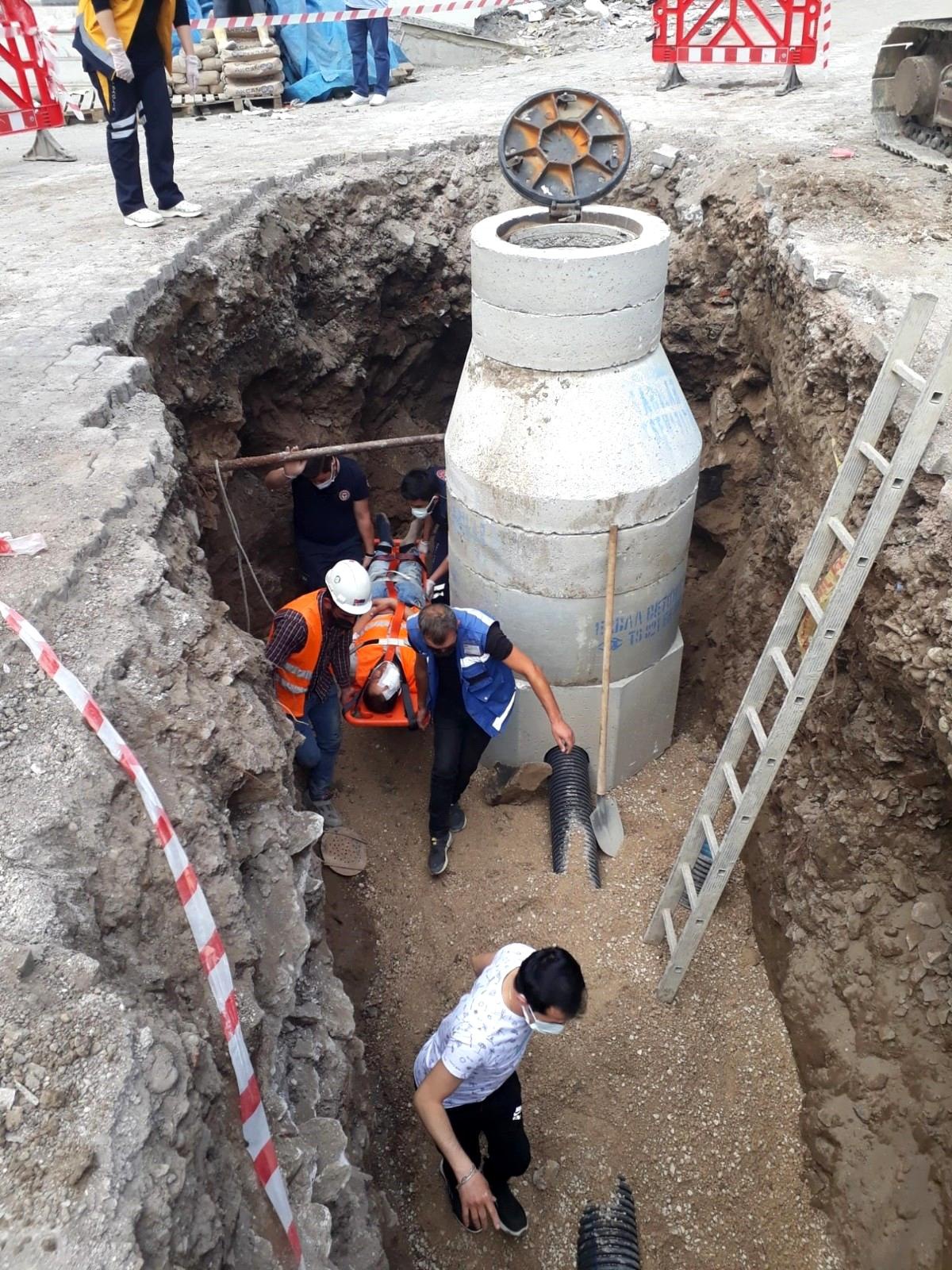 İş makinesi çaptı, kanalizasyon çukuruna düştü