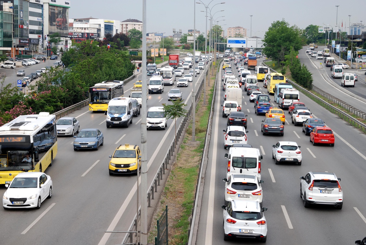 İstanbul\'da sokağa çıkma kısıtlamasının sona ermesiyle trafik yoğunluğu arttı