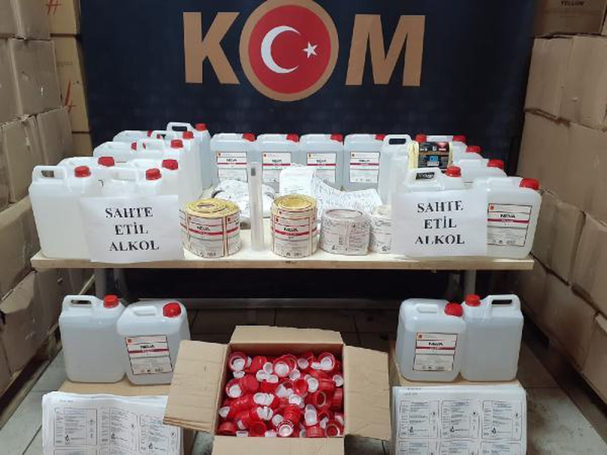 İzmir\'de piyasa değeri 3 milyon liralık kaçak ürün ele geçirildi