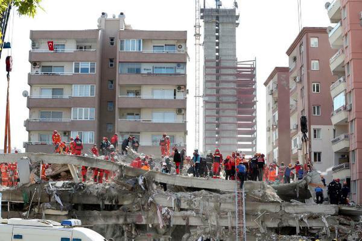 İzmir depreminde yıkılan binalarla ilgili soruşturmada şüphelilere bilinçli taksirle ölüme neden olma suçlaması