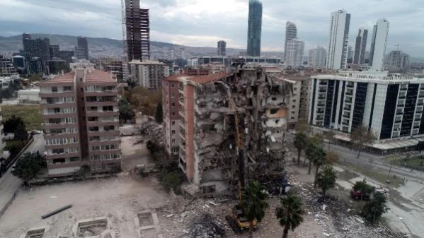 İzmir depreminde yıkılan binalarla ilgili soruşturmada şüphelilere bilinçli taksirle ölüme neden olma suçlaması